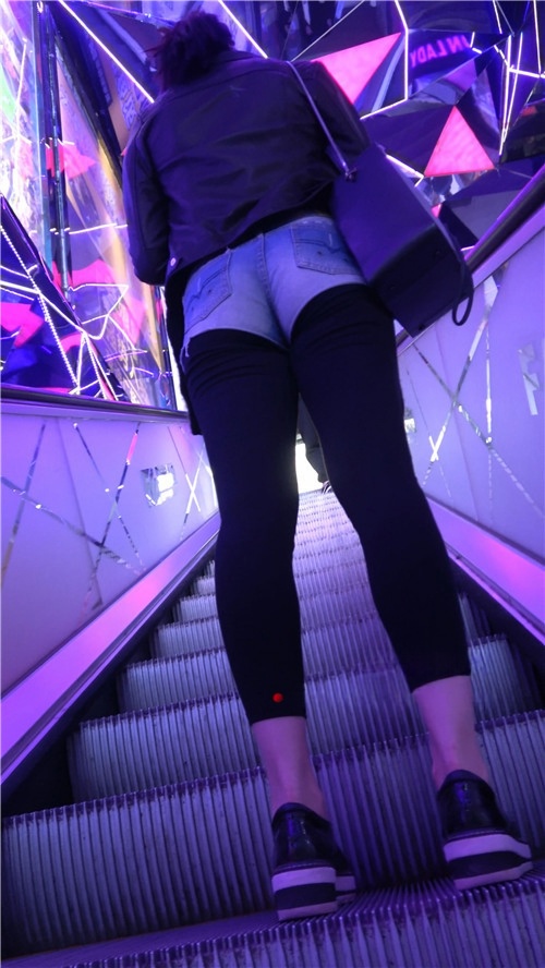 蓝牛热裤妹子[1G/MP4]