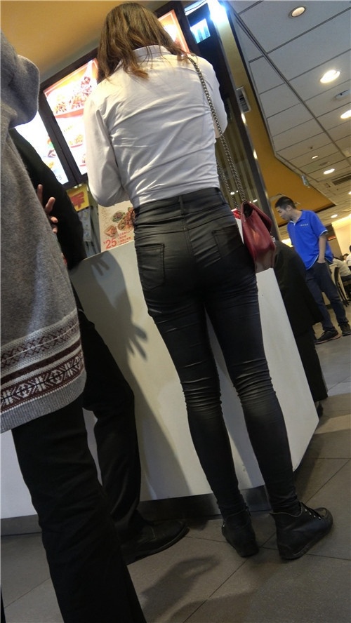 两组皮裤MM[990M/MP4]