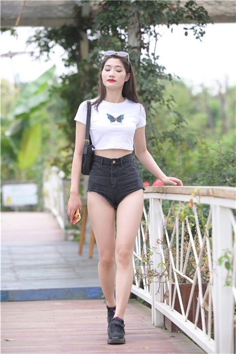 （视频+套图）黑色牛仔裤美女