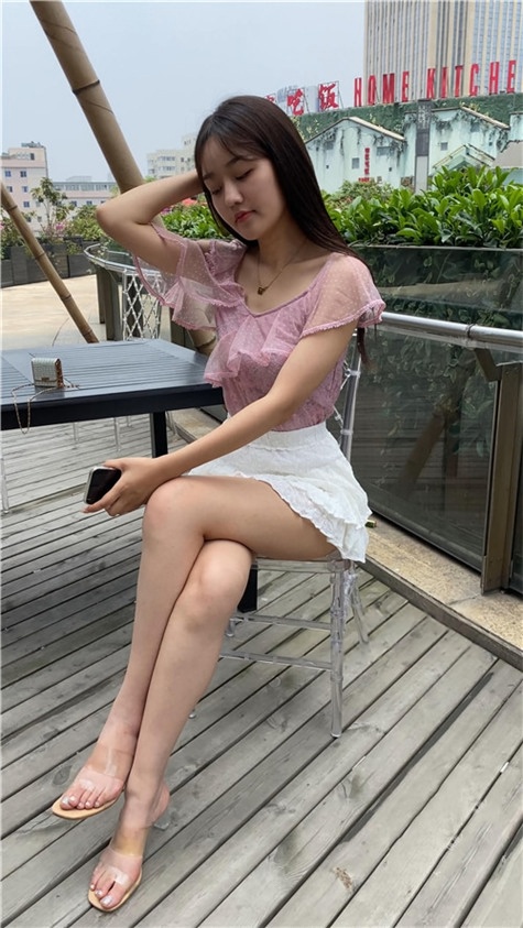 （视频+套图）白百褶裙美女 [8.26G/MP4]