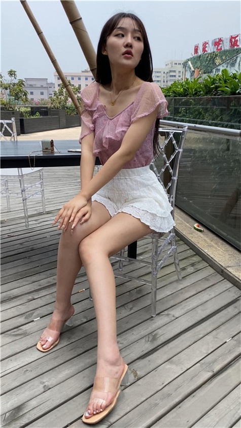 （视频+套图）白百褶裙美女 [8.26G/MP4]