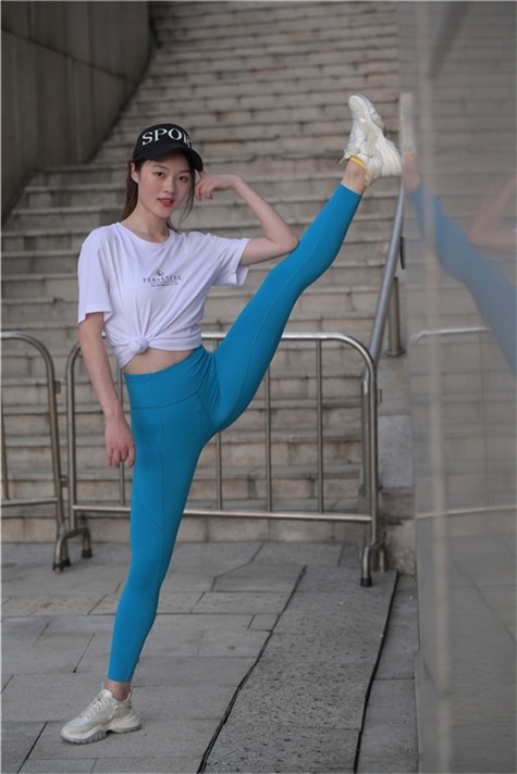 （视频+套图）蓝色瑜伽裤小姐姐