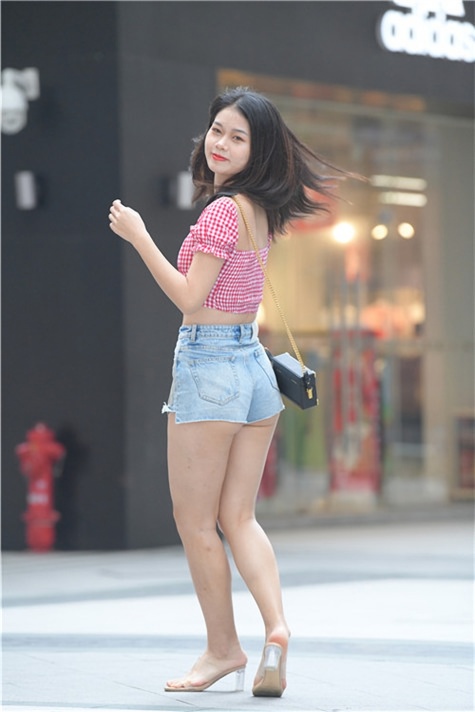 （视频）牛仔热裤女孩 [10.82G/MP4]