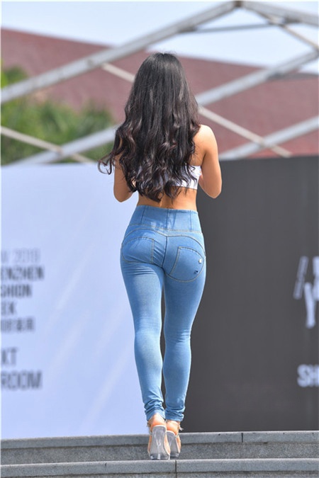 （视频+图片）紧身牛仔美女[3.74G/MP4]