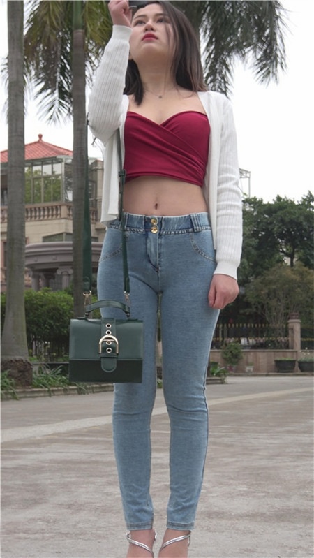 【视频】海南偶遇红色抹胸露腰美女