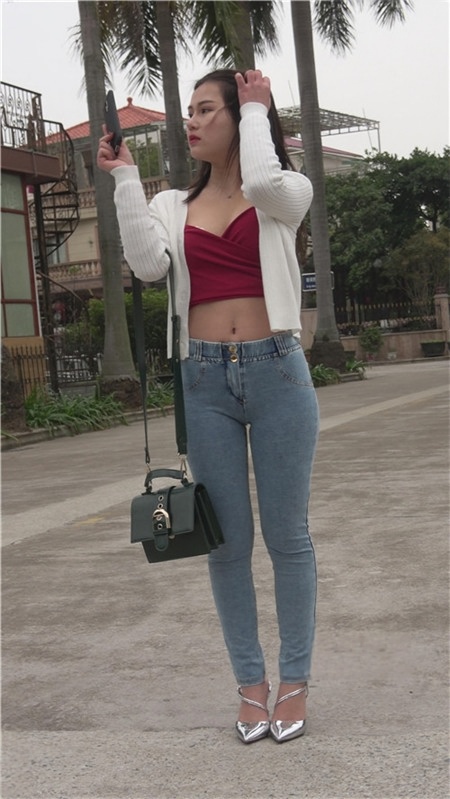 【视频】海南偶遇红色抹胸露腰美女