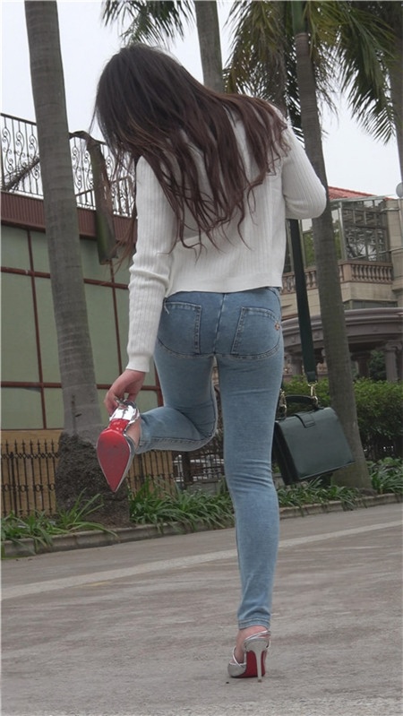 【视频】海南偶遇红色抹胸露腰美女