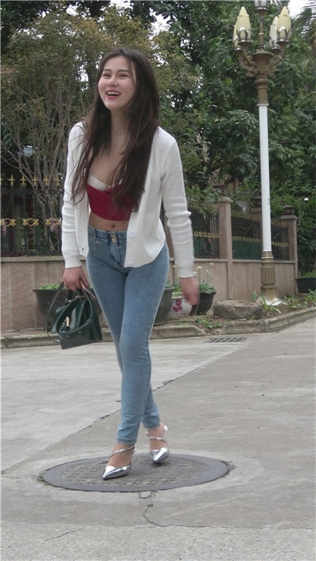 【视频】海南偶遇红色抹胸露腰美女