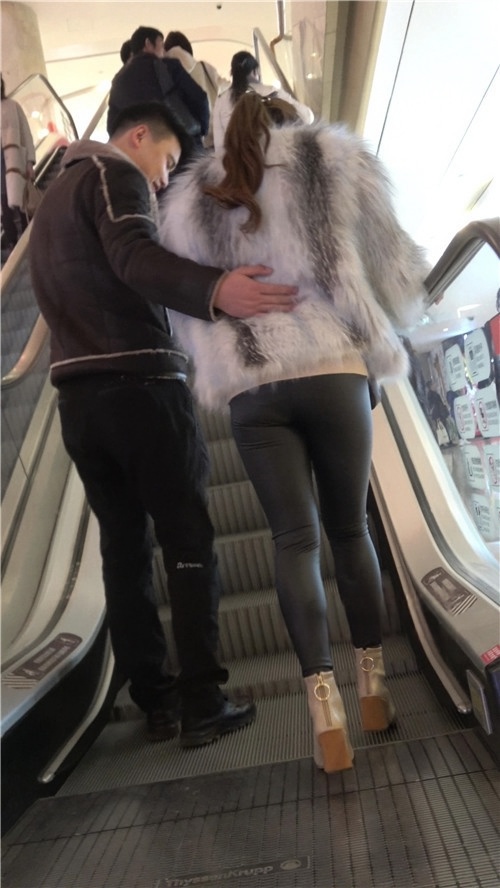 漂亮的极品皮裤美女[638M/MP4]