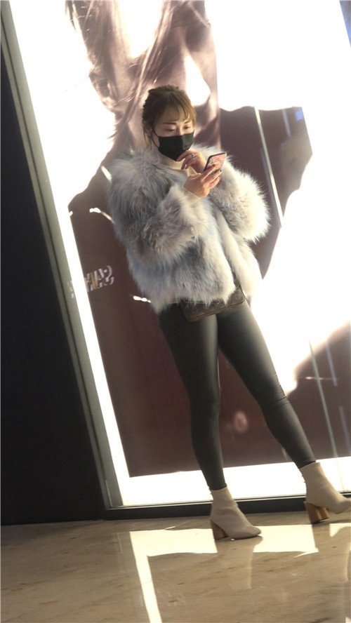 漂亮的极品皮裤美女[638M/MP4]