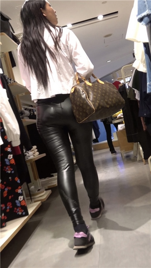 极品紧身皮裤小姐姐[843M/MP4]