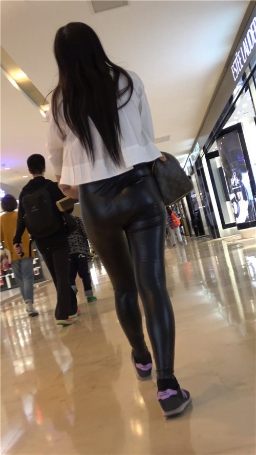 极品紧身皮裤小姐姐[843M/MP4]