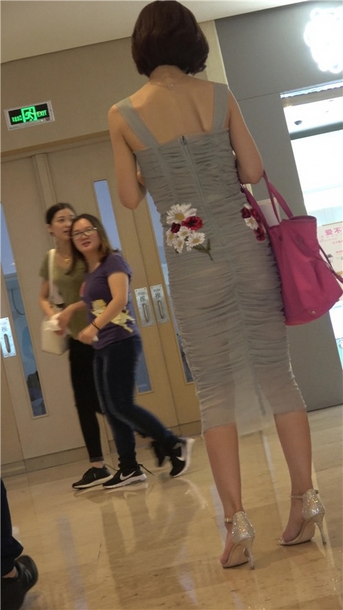 薄纱长裙短发美女[483M/MP4]