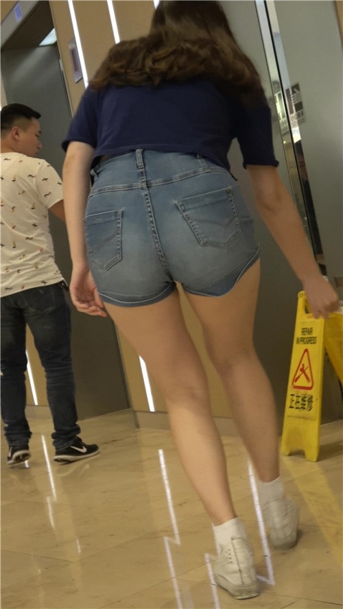 丰腴热裤牛仔紧身美女[1002M/MP4]