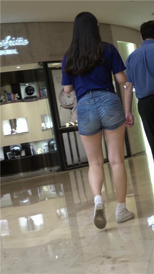 丰腴热裤牛仔紧身美女[1002M/MP4]