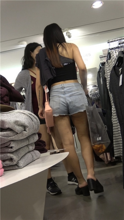 商场里的露腰热裤月牙妹子[1.21G/MP4]