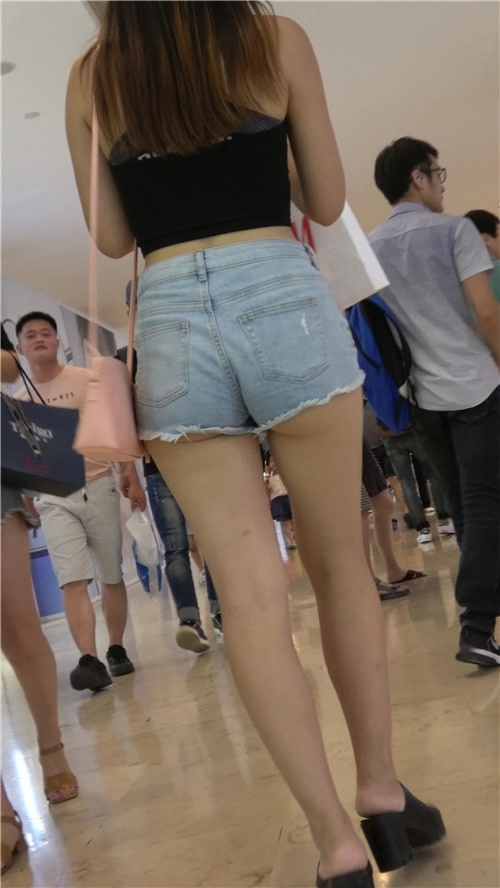 商场里的露腰热裤月牙妹子[1.21G/MP4]