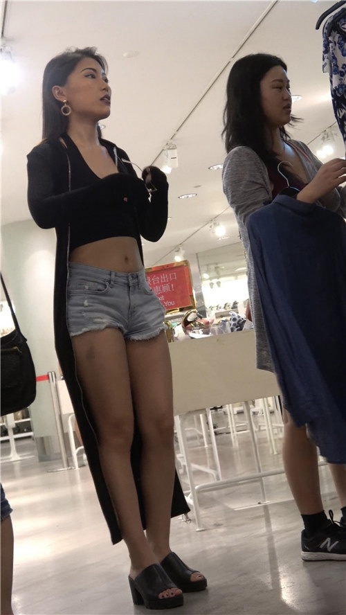 商场里的露腰热裤月牙妹子[1.21G/MP4]