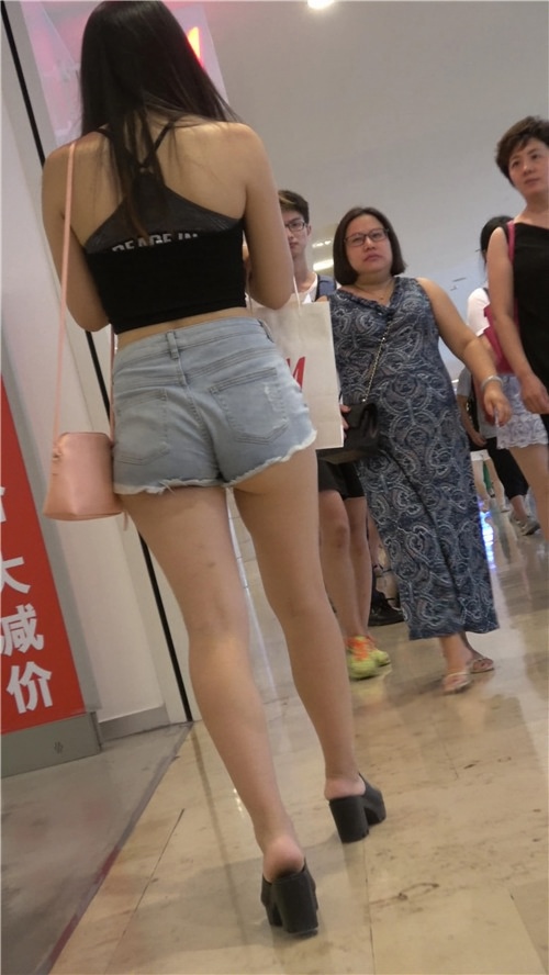 商场里的露腰热裤月牙妹子[1.21G/MP4]