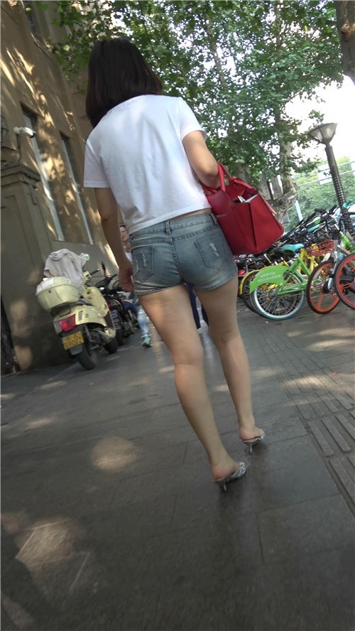 热裤牛仔小妹[491M/MP4]