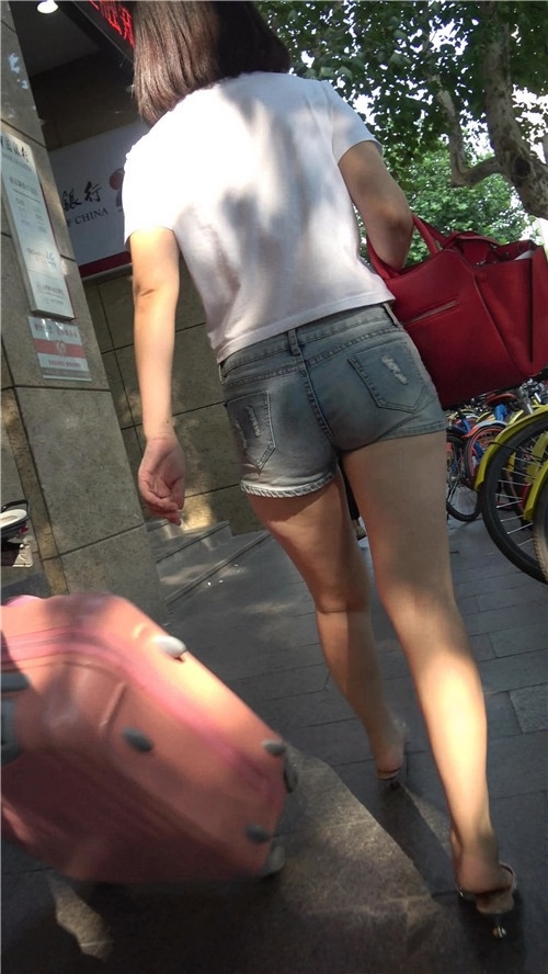 热裤牛仔小妹[491M/MP4]