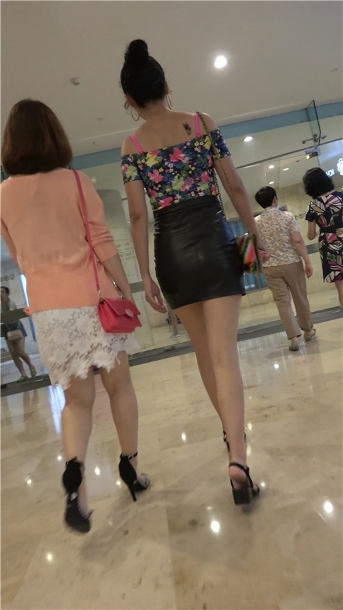 高腰包屯皮裙美眉[1.46G/MP4]