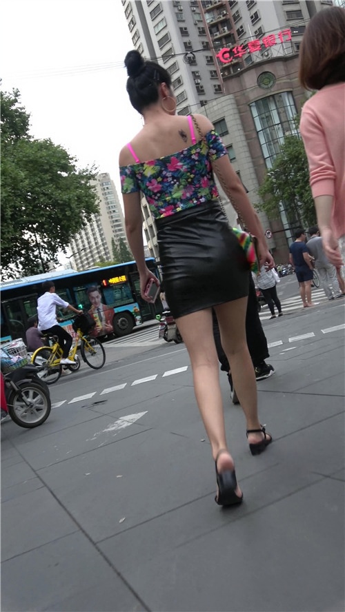 高腰包屯皮裙美眉[1.46G/MP4]