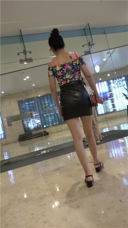 高腰包屯皮裙美眉[1.46G/MP4]