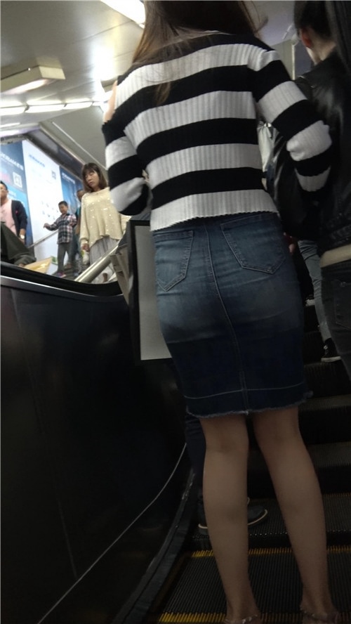 牛仔长裙美女[827M/MP4]