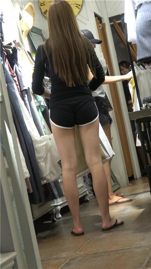 黑色短裤长发美女[698M/MP4]