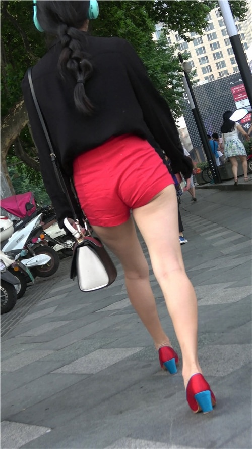 听歌的红色热裤妹子[938M/MP4]