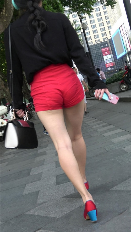 听歌的红色热裤妹子[938M/MP4]