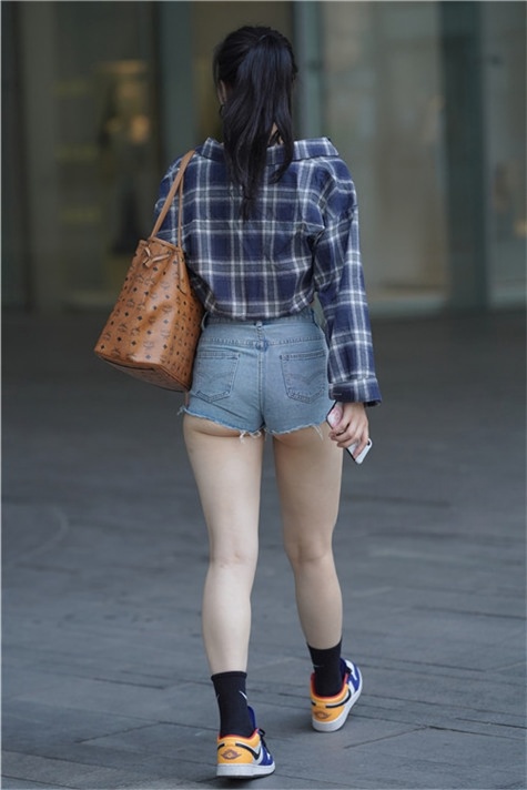 （视频+套图）热裤女孩 [10.4G/MP4]