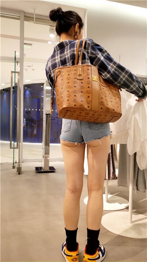 （视频+套图）热裤女孩 [10.4G/MP4]