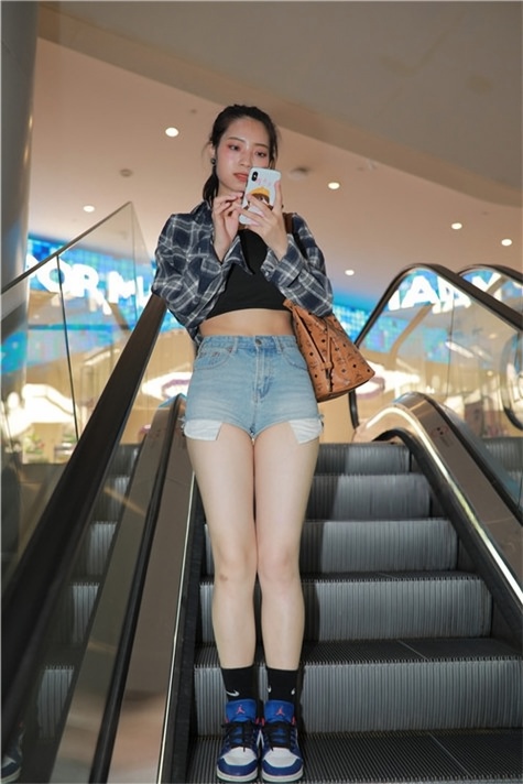 （视频+套图）热裤女孩 [10.4G/MP4]