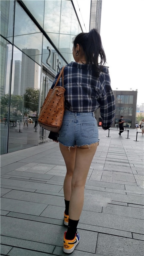 （视频+套图）热裤女孩 [10.4G/MP4]