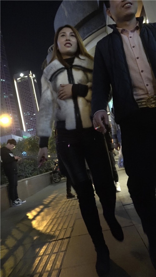 高靴皮裤美妇[1.24G/MP4]