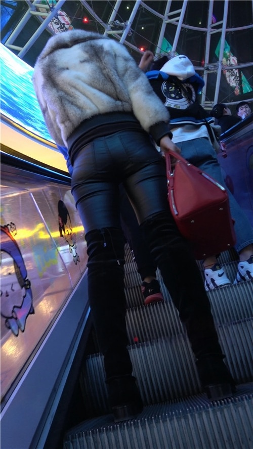 高靴皮裤美妇[1.24G/MP4]