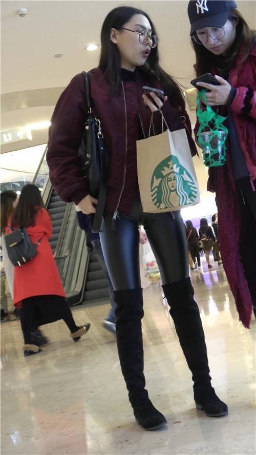 漂亮的黑丝紧身皮裤高靴妹子[768M/MP4]