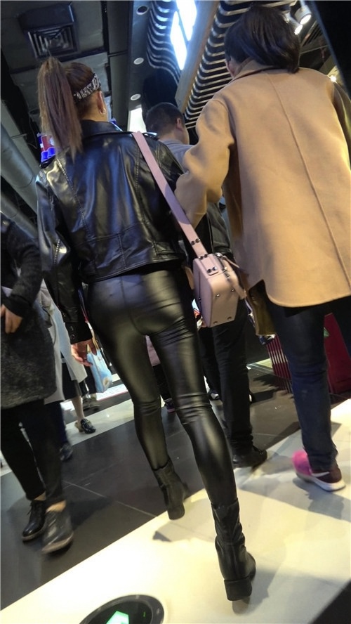 漂亮的紧身皮裤女孩[1.04G/MP4]