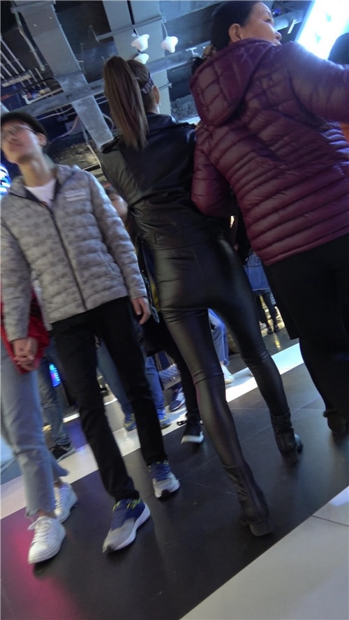 漂亮的紧身皮裤女孩[1.04G/MP4]