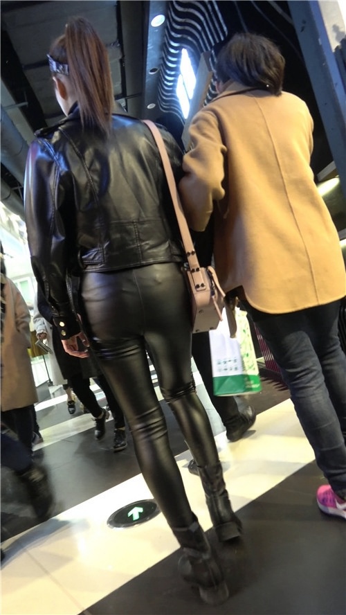 漂亮的紧身皮裤女孩[1.04G/MP4]