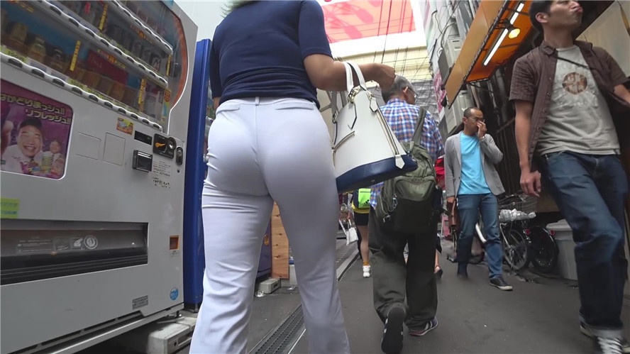 丰满的白色紧身裤美眉[1.43G/MP4]