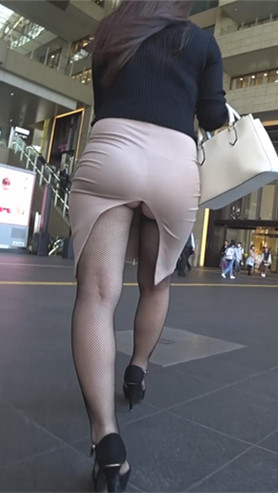 后开叉紧身包屯裙美女[1.4G/MP4]