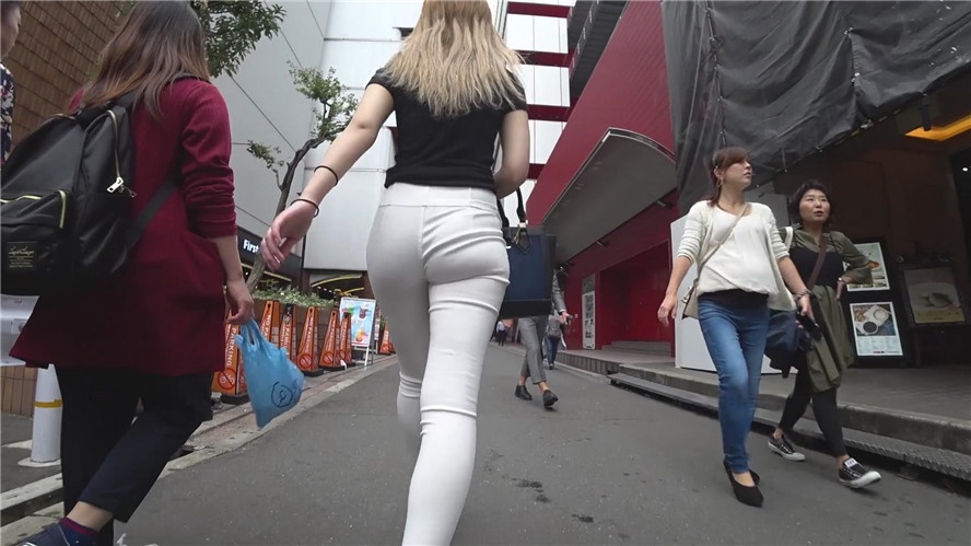 黑衣白紧裤美眉[1.27G/MP4]