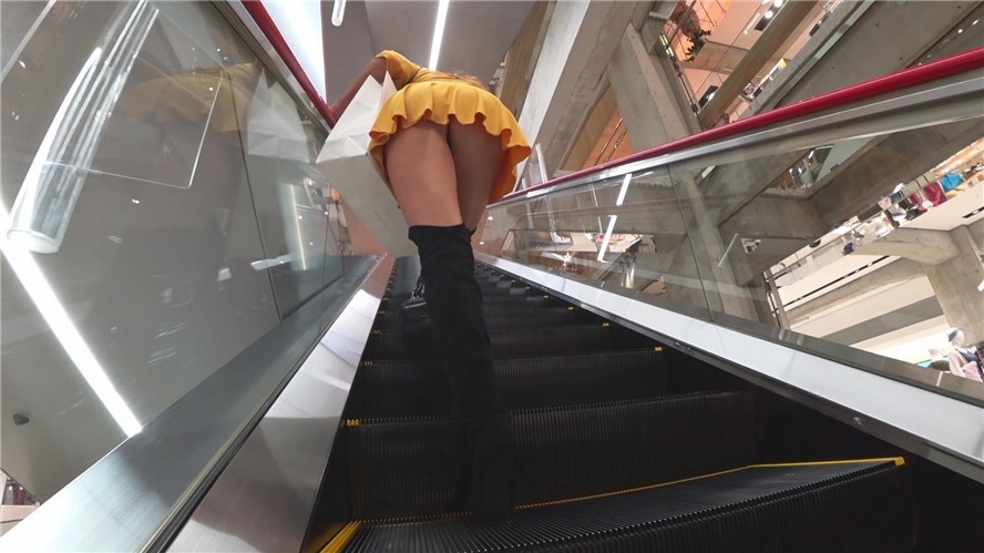 黄色连衣超短裙高靴高跟性感美女[1.39G/MP4]