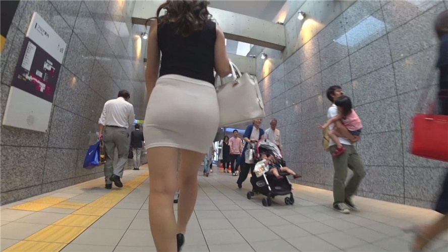 黑衣白裙饱满美屯OL[1.37G/MP4]