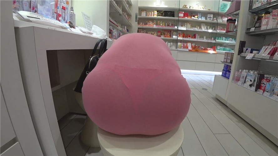 红色连体紧身包屯美女[1.39G/MP4]