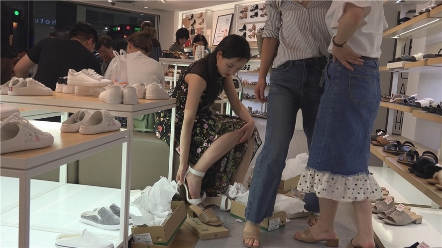 鞋店里的花裙美女[2.23G/MP4]