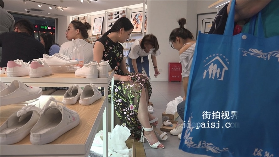鞋店里的花裙美女[2.23G/MP4]